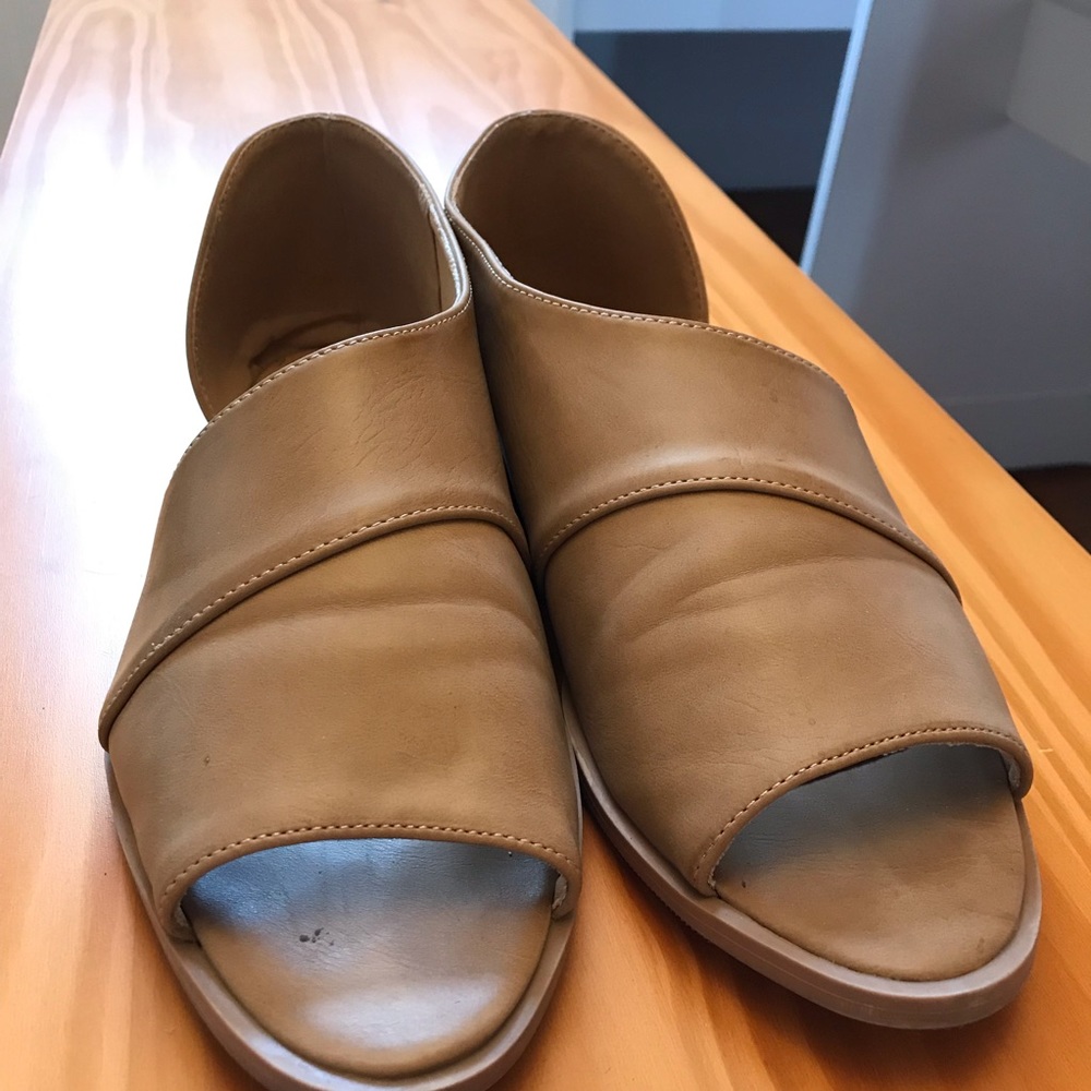 Trendy cut-out flats size 9